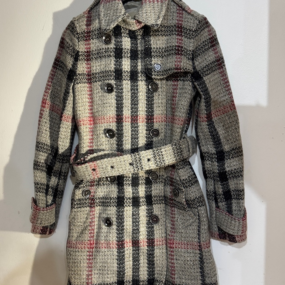Burberry classic stylish wool coat with belt